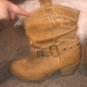 Steve Madden Womens leather boots! 🦋